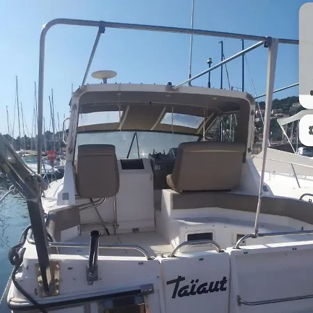 Taîaut Bateau-hôtel *